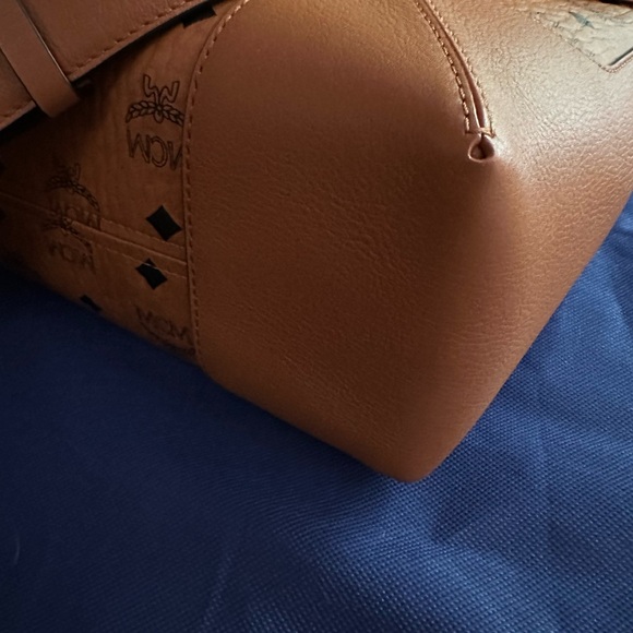 MCM Klara Visetos Large Hobo Crossbody Bag - Picture 4 of 9